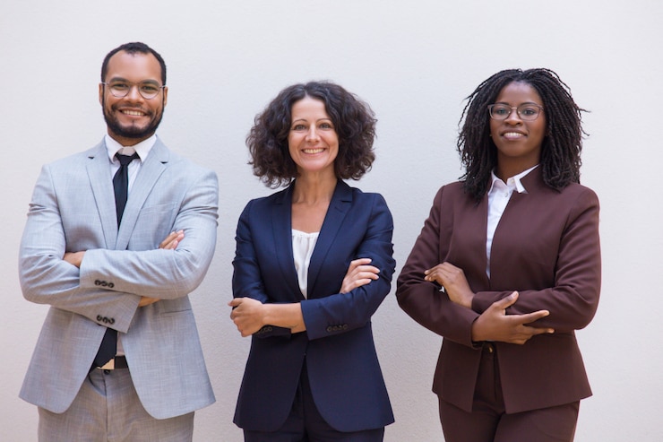 Foto grátis equipe de negócios confiante feliz posando com os braços cruzados