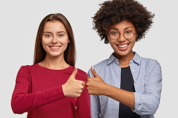 Foto grátis equipe de negócios diversificada e bem-sucedida, dê o polegar para cima, concorde em fazer algo e colabore