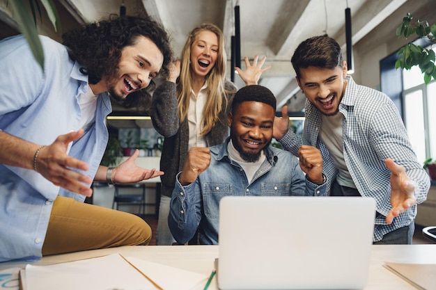 Equipe de negócios feliz e feliz comemora vitória corporativa