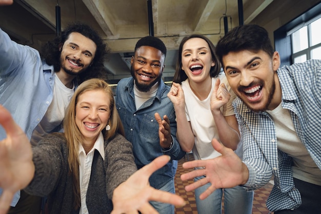 Equipe de negócios feliz e feliz comemora vitória corporativa