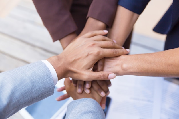 Equipe de negócios, juntando as mãos