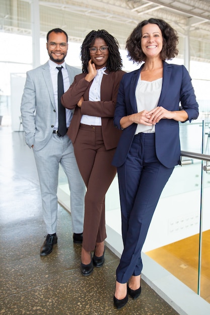 Equipe de negócios multiétnico profissional feliz