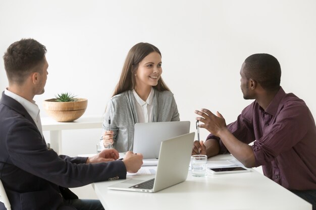 Equipe de negócios multirracial criativa milenar tendo discussão na reunião do escritório