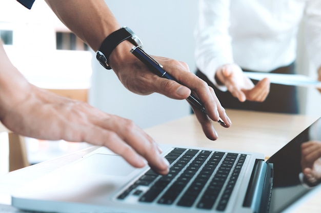 Equipe de negócios presente. investidor que trabalha em um novo projeto de inicialização. reunião de finanças.