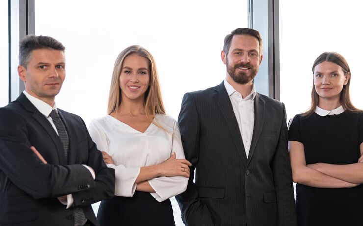 Foto grátis equipe de negócios sorridente de tiro médio