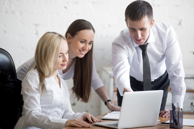 Equipe de negócios trabalhando no projeto