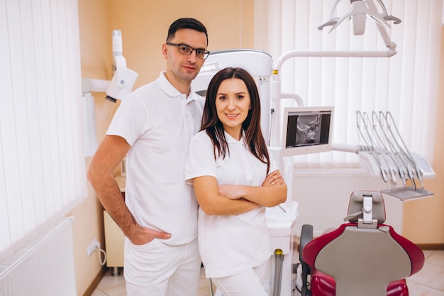 Foto grátis equipe de odontologia em um local de trabalho