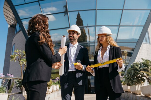 Equipe de três arquitetos