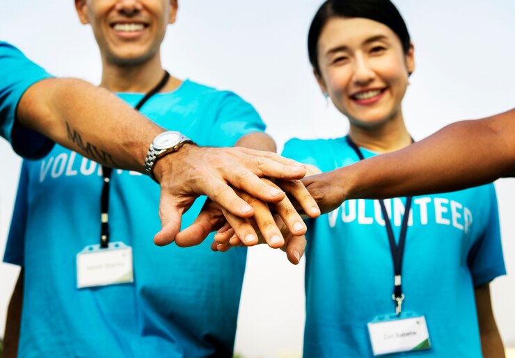Foto grátis equipe, de, voluntários, empilhando mãos