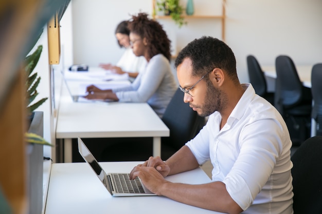 Equipe diversificada confiante, trabalhando no projeto no escritório