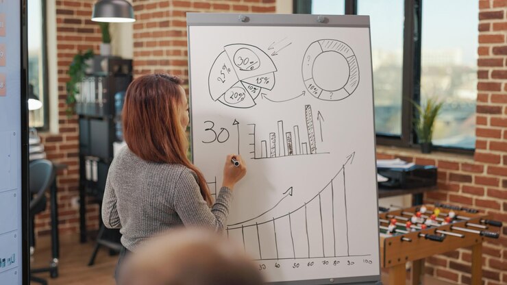 Foto grátis equipe diversificada de colegas de trabalho discutindo o crescimento dos negócios, apontando para estatísticas financeiras em gráficos no escritório de inicialização. pessoas analisando informações de gerenciamento na apresentação na sala de reuniões.