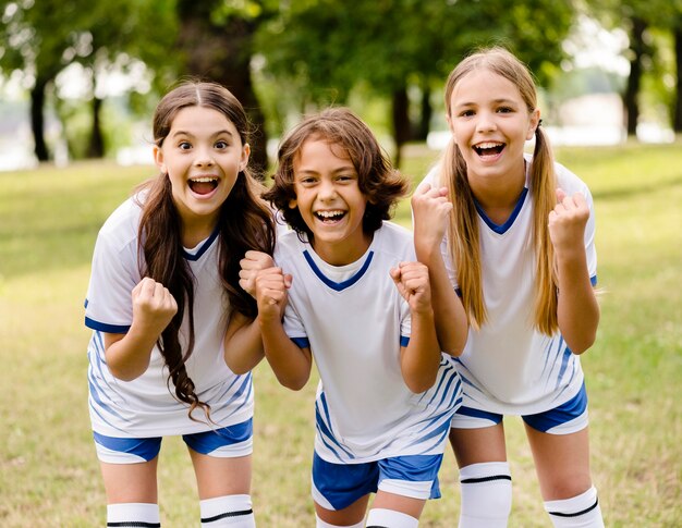 Equipe jovem feliz depois de vencer uma partida de futebol