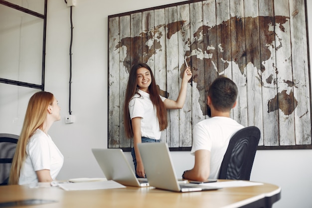 Equipe jovem trabalhando juntos e use o laptop