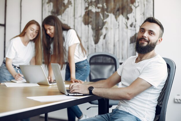 Equipe jovem trabalhando juntos e use o laptop