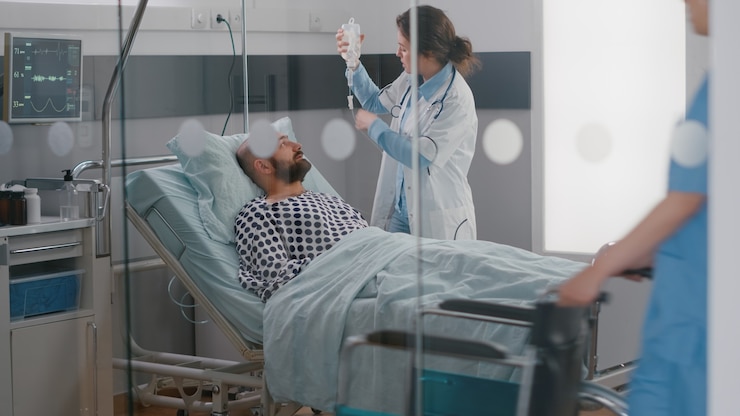 Foto grátis equipe médica monitorando a freqüência cardíaca vital do paciente e ajudando com fluidos