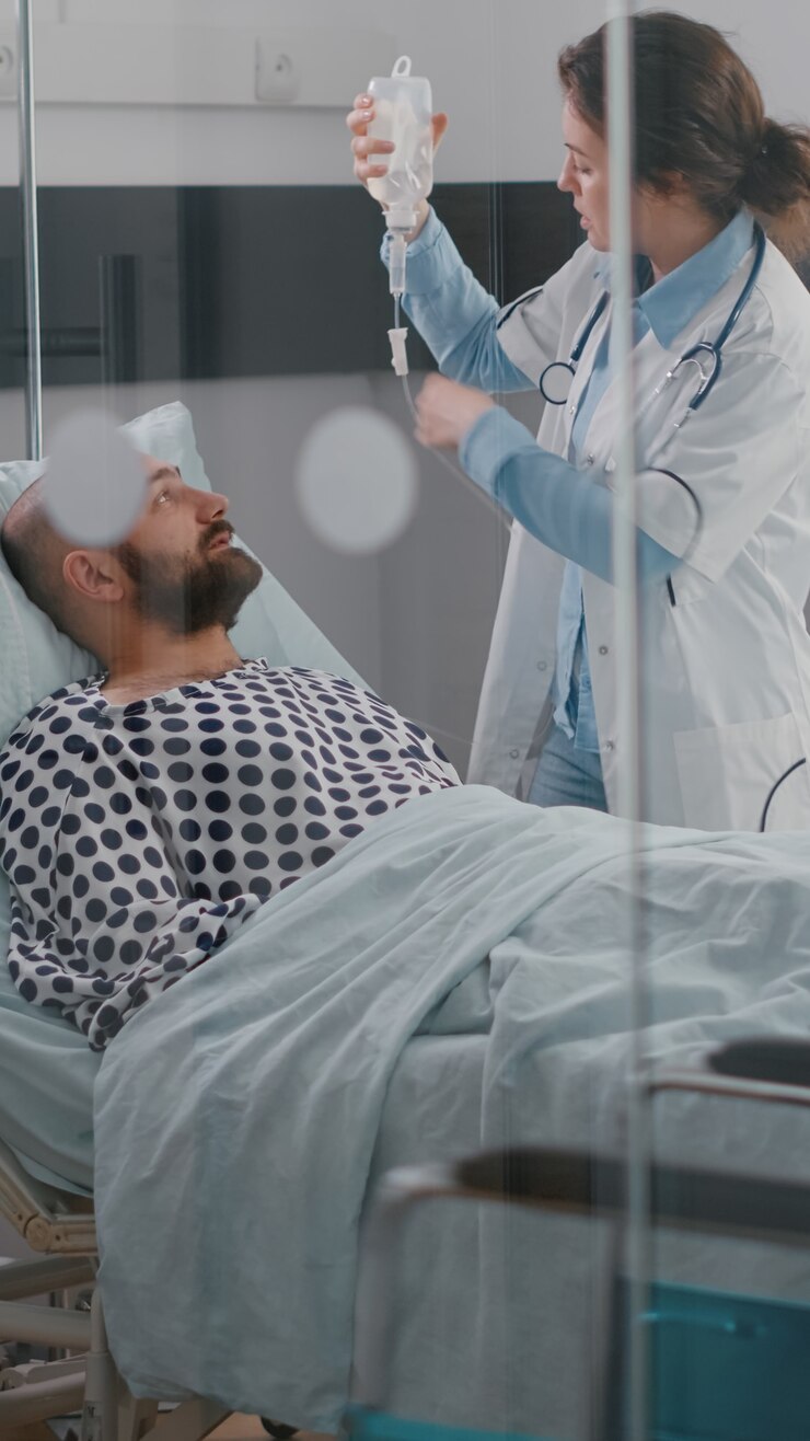 Foto grátis equipe médica monitorando a freqüência cardíaca vital do paciente e ajudando com fluidos