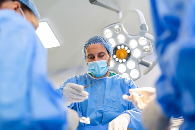 Equipe médica realizando operação cirúrgica em operação hospitalar a equipe médica realizando as operações críticas