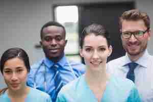 Foto grátis equipe médica sorridente, reunida no corredor do hospital