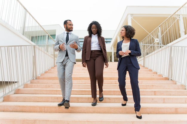 Equipe multiétnica de negócios andando lá embaixo