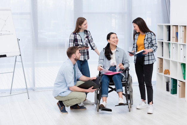 Equipe que apoia colega de trabalho inválido