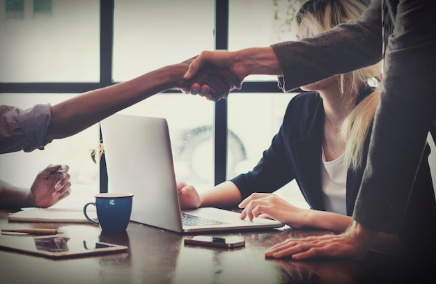 Equipe trabalhando em um projeto de inicialização