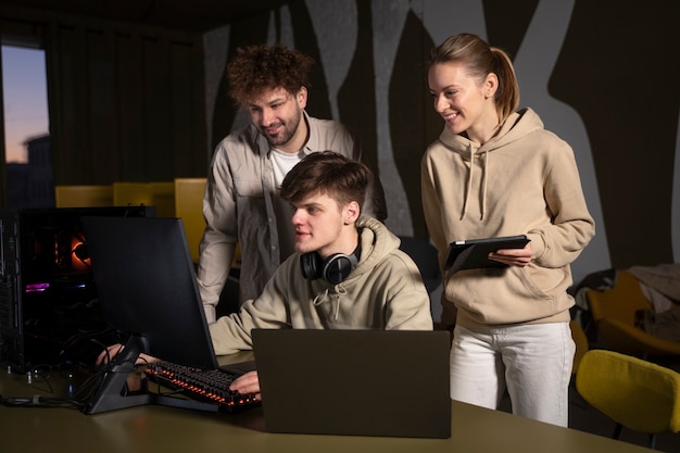 Equipe trabalhando no projeto de animação