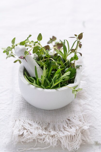 Ervas verdes em fotografia de comida de argamassa