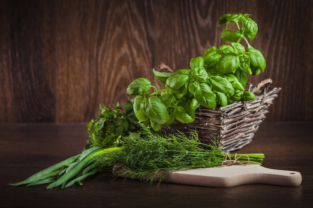 Ervas verdes orgânicas frescas na madeira