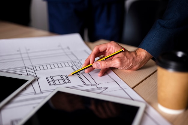 Foto grátis esboços de planos de alto ângulo no trabalho