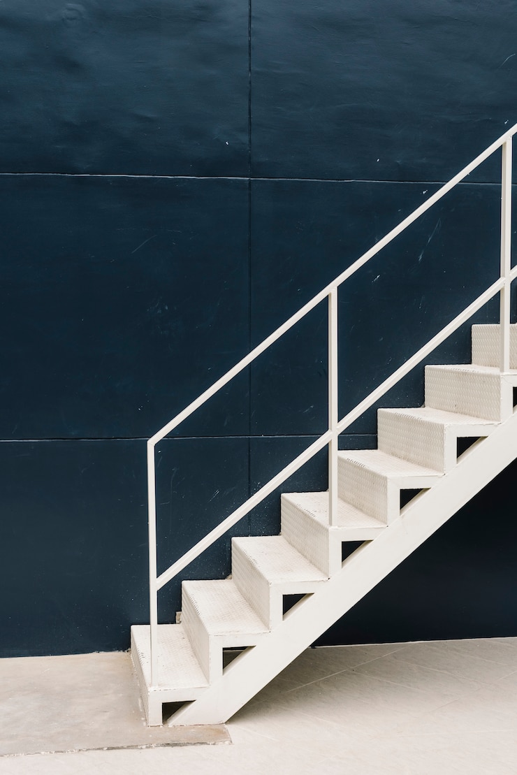 Foto grátis escada branca em um prédio azul