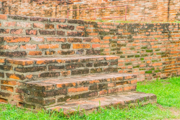 Foto grátis escada de tijolo no parque