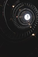 Escada em espiral com luz no final