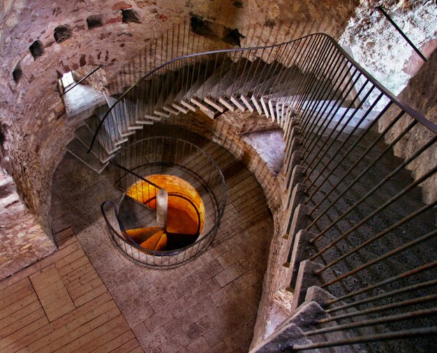 Escada em espiral dentro de um edifício de concreto
