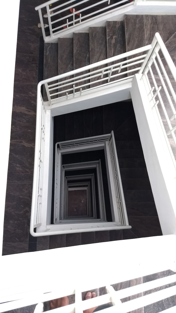 Foto grátis escada no edifício de pedra que conduz ao exterior