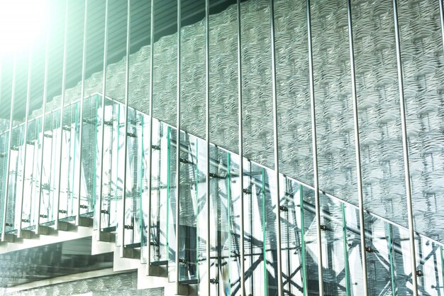 Escadas modernas com corrimão de vidro