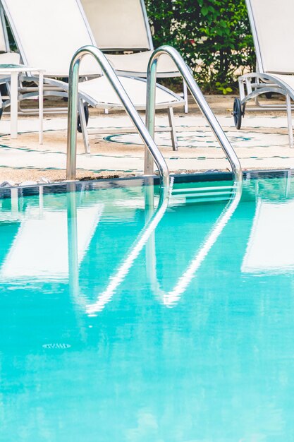 Escadas para a piscina de água