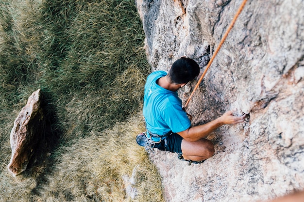 Escalador de corda no rock