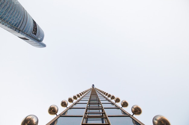 Foto grátis escalando um dos edifícios mais altos do mundo