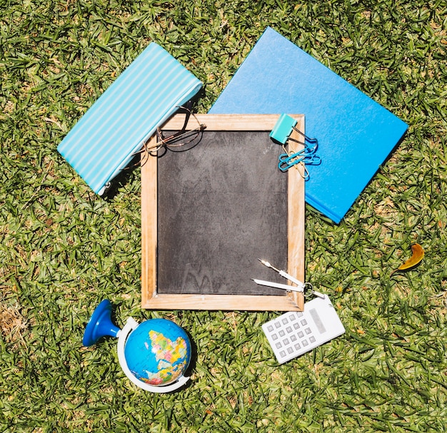 Escola de papelaria, definida no gramado verde