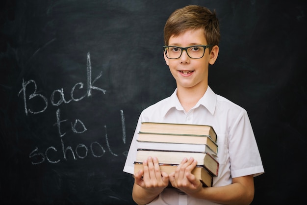 Foto grátis escola, segurando, pilha, livros