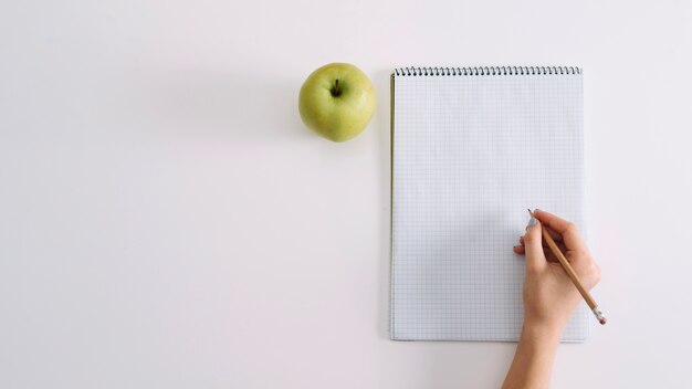 Escolher estudante com bloco de notas e maçã