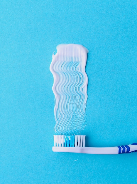 Escova de dentes com creme dental