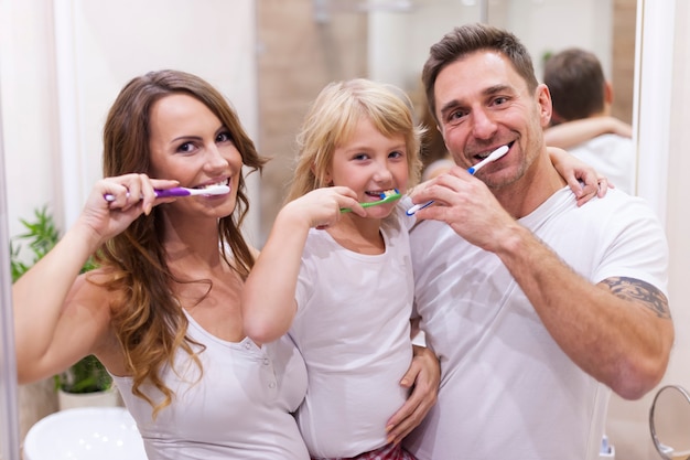 Foto grátis escovar os dentes é nosso hábito