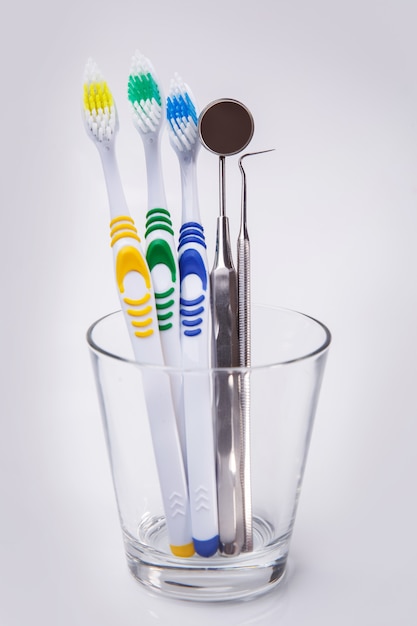 Escovas de dente em um copo