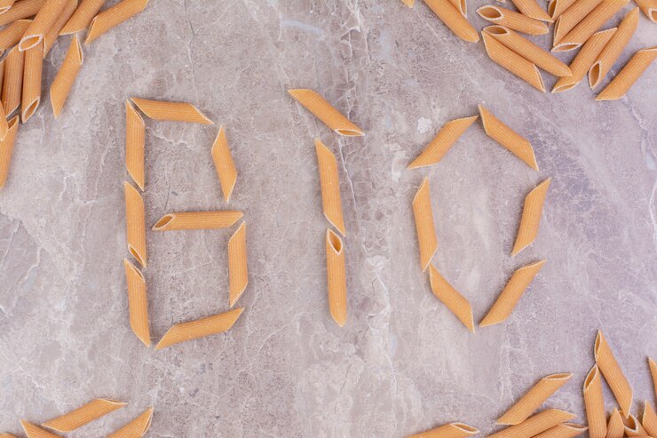 Foto grátis escrita bio no mármore com massa penne.