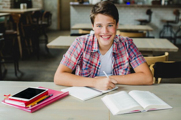 Escrita e apresentação de estudantes alegres