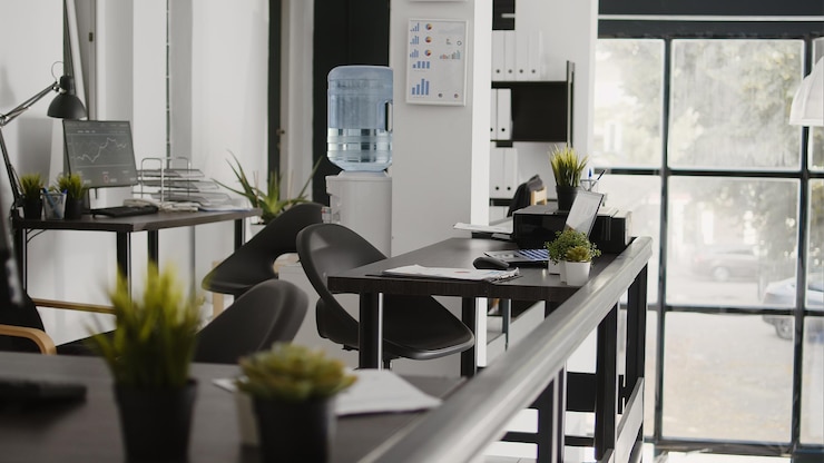 Foto grátis escritório da empresa vazio com estação de trabalho e mesa, espaço de desenvolvimento de negócios cheio de documentos e computadores. sala do departamento da corporação usada para desenvolvimento de carreira e sucesso.