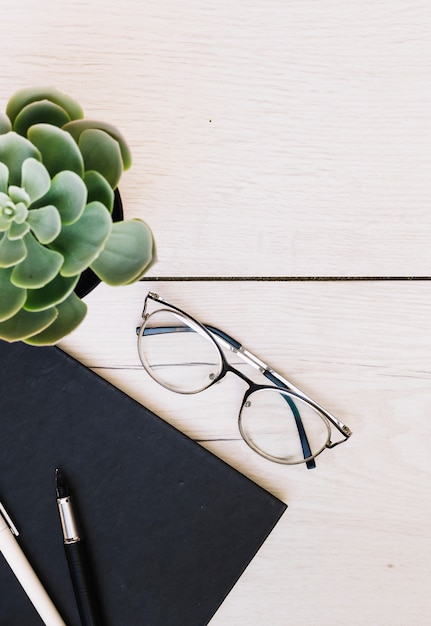 Foto grátis escritório de mesa com objetos