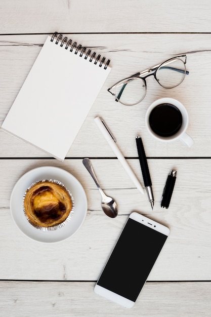 Foto grátis escritório de mesa com objetos