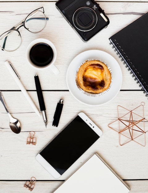 Foto grátis escritório de mesa com objetos